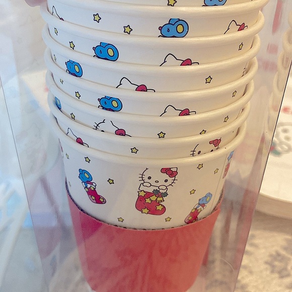 🎄🎀Hello Kitty Set of Disposable Paper Plates, Cups, Napkins & Beverage Napkins - Picture 7 of 7